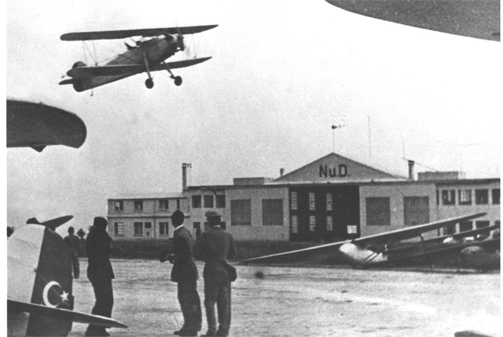 Yeşilköy'deki Nu.D hangarı ve Nu.D-36 uçağı arşiv görüntüsü
