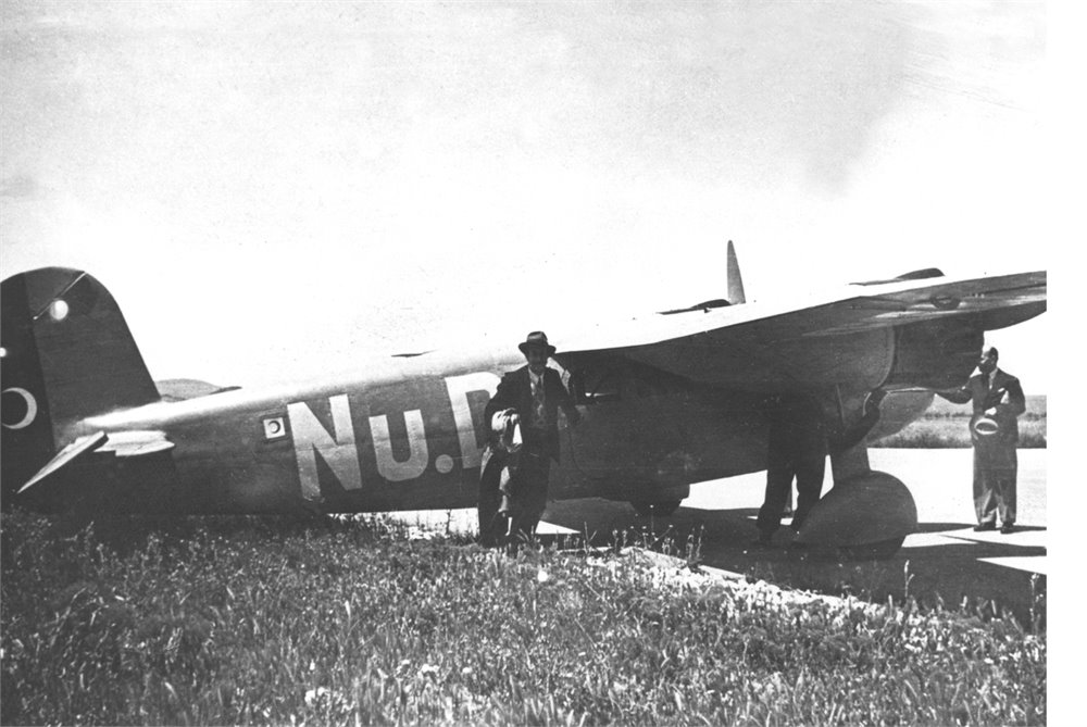 Çift motorlu Nu.D-38 yolcu uçağı arşiv görüntüsü